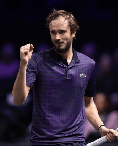 巴黎大师赛: 梅德韦杰夫逆转索内戈, 晋级男单八强