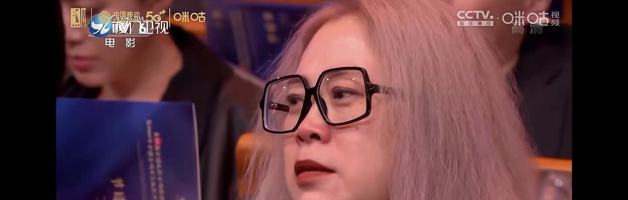 朱媛媛金鸡奖台上发言，她在台上讲了多久台下这位工作人员就哭了多久
