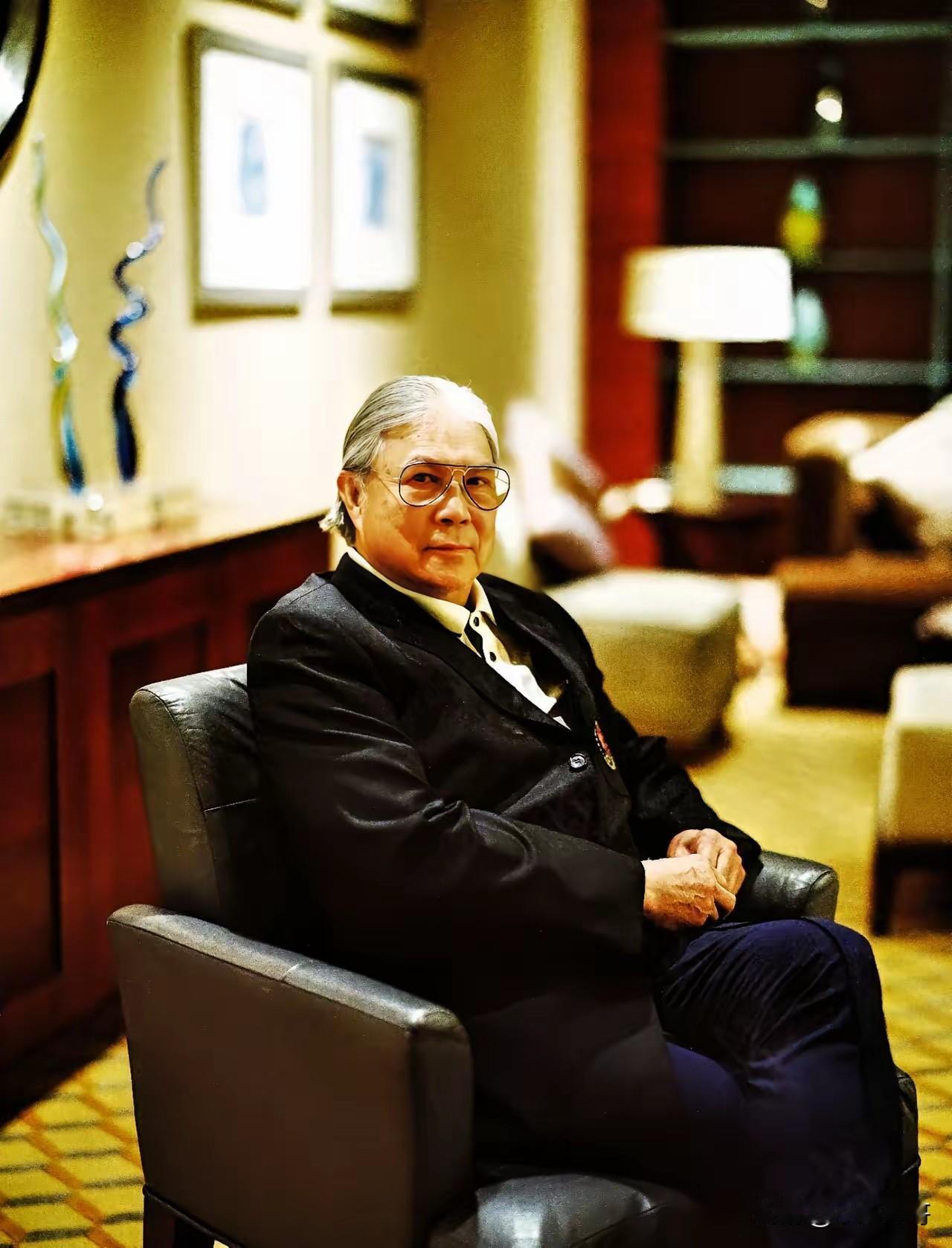 霍震霆这人，完全不经扒因为一扒你就会发现，离婚20年不再娶，压根不是什么深情