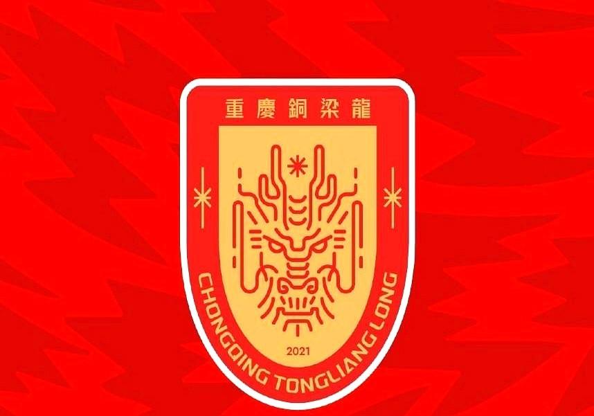 这波“泰山球员要把铜梁龙中场‘包圆’”的操作，我直接看懵了！现在网上吵翻了，