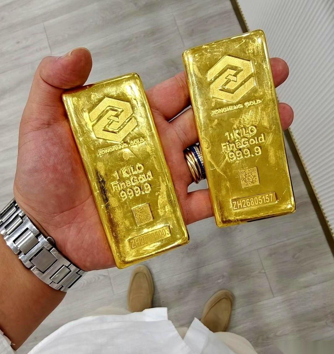 金价跌到880多一克那天，我把全部积蓄砸了进去。手机下单成功的瞬间，屏幕的冷光