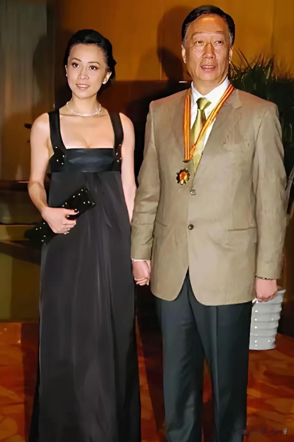 说实话俩人“手牵手”真是太不合适了，刘嘉玲也是太“大胆”了！刘嘉玲一身黑色连