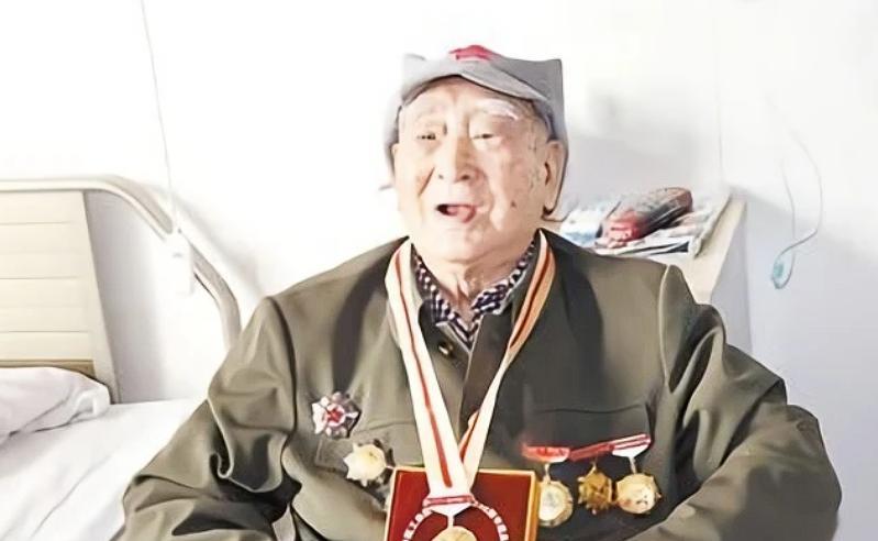 1943年，两个汉奸打扫战场，发现一八路军还活着，就举刀要刺杀。突然，八路军说了