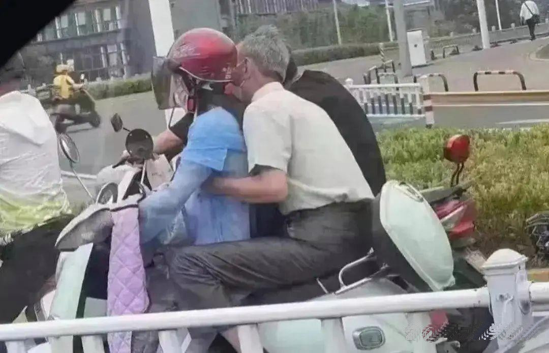 这些人，骑车咋都不戴头盔，很不安全的！