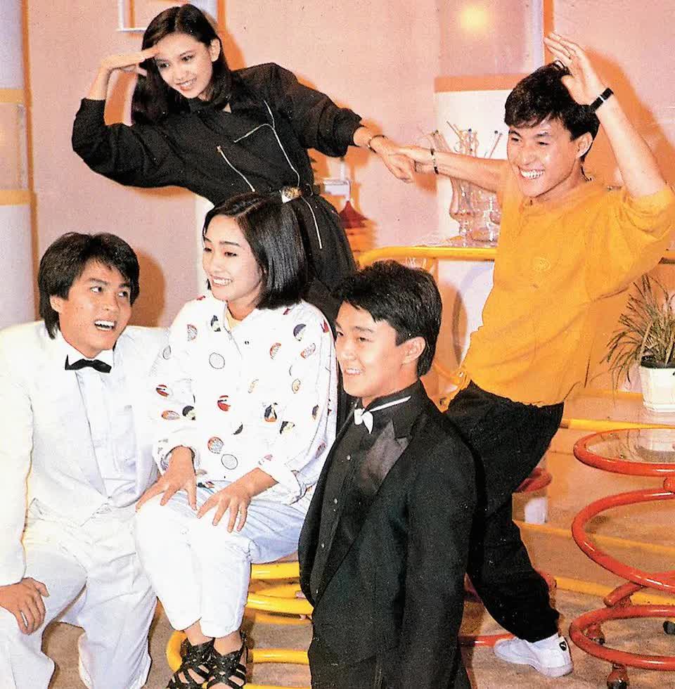 图为上世纪八十年代，TVB的儿童节目《403穿梭机》的主持人们的合影。后排黑衣女