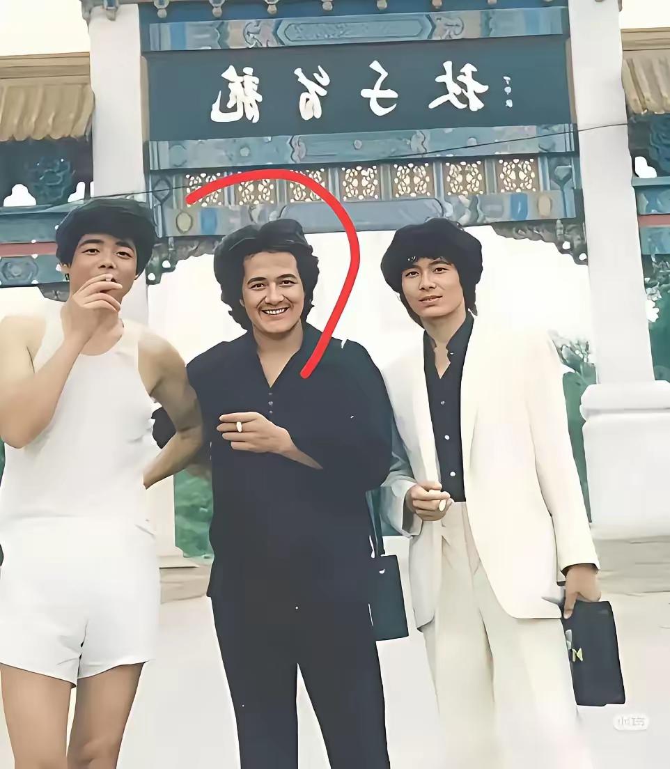 中间这位大叔是谁？他的发型很时髦，就算是冯巩、朱时茂见了都是甘拜下风的存在他