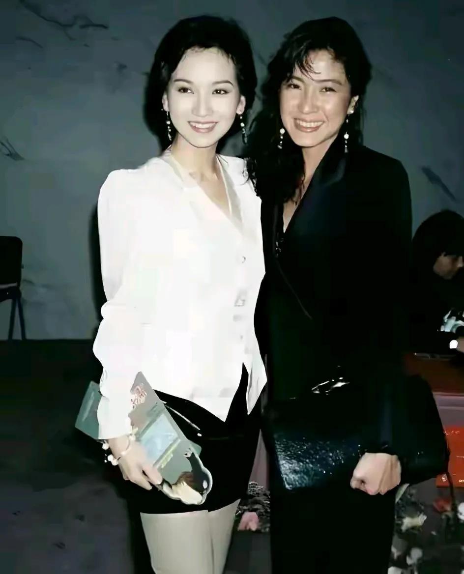 赵雅芝有那么白吗？她和杨紫琼合影，白得发光。有一说一，她这姿色真是绝色。