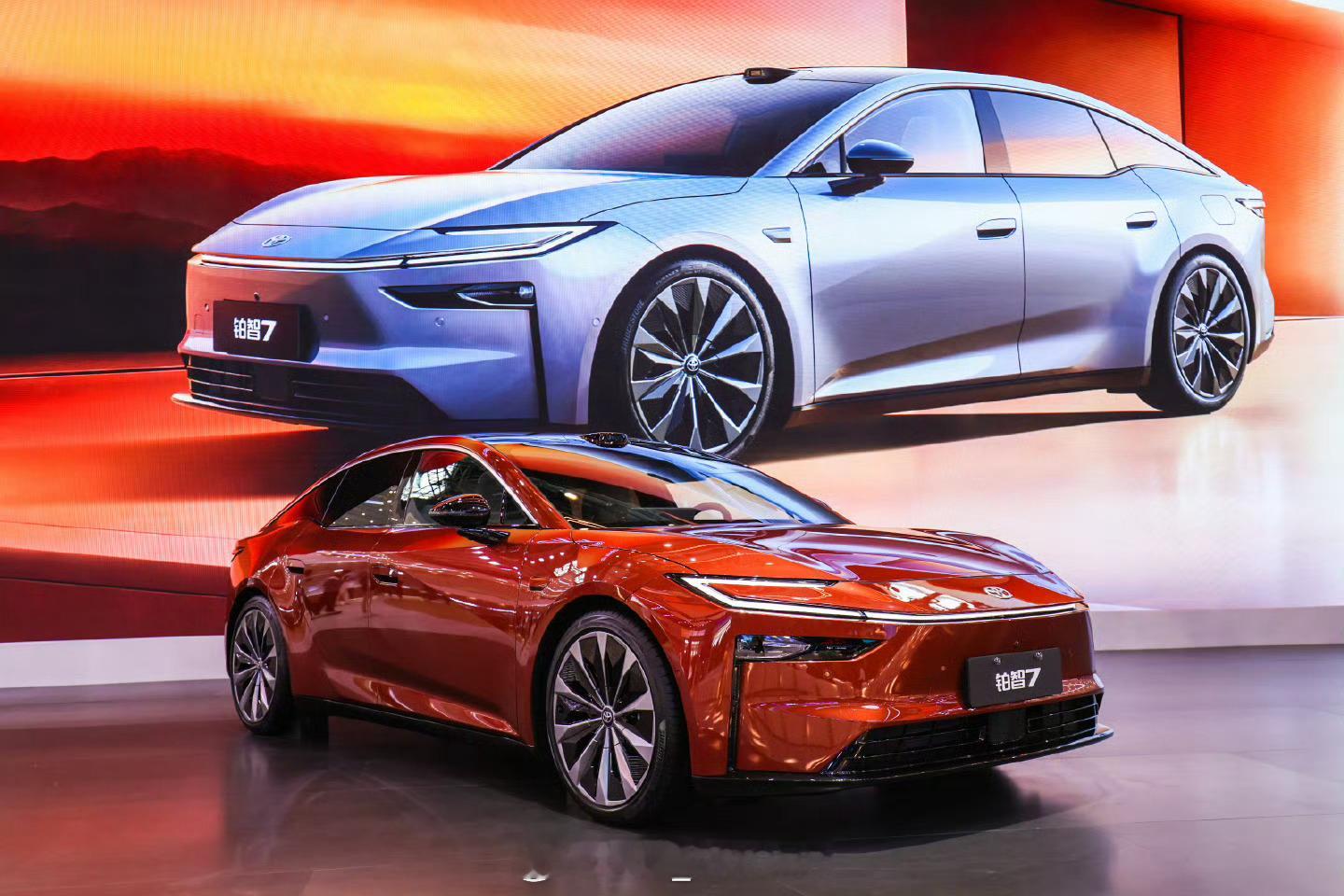 昨天是媒体日，今天是广州车展正式公开的第一天，所以今天火爆的展台是真牛逼，比如广