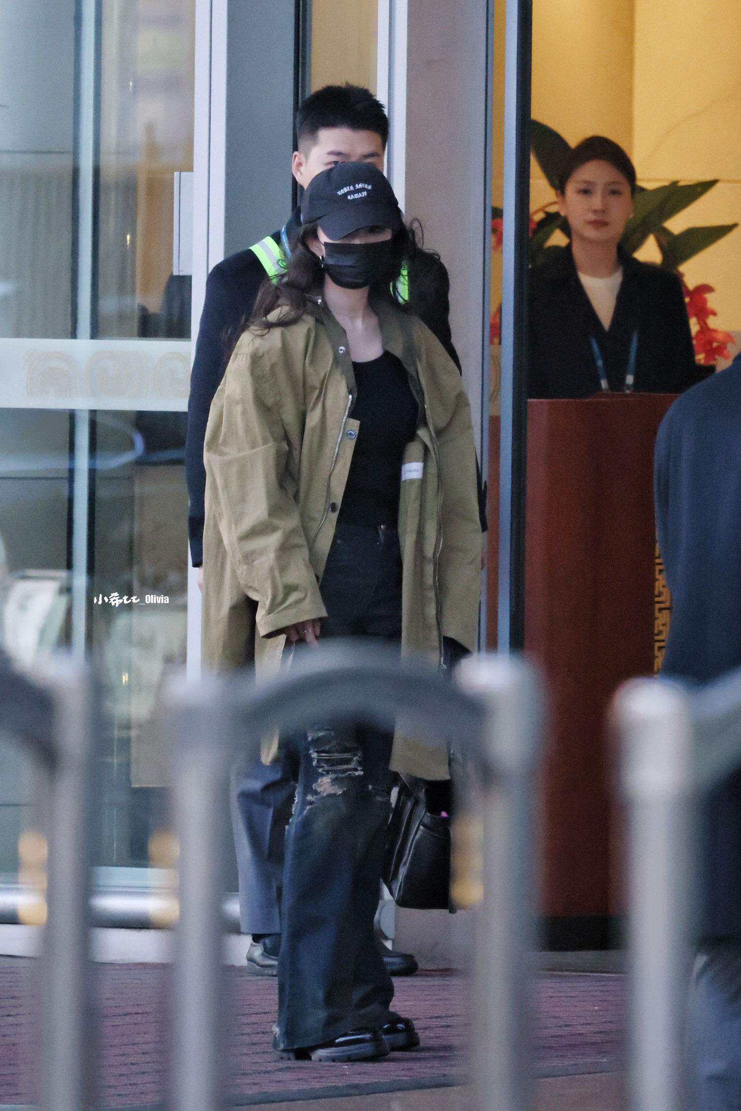 杨幂今天还是工作完带妆出发的，幂这个大卷发和米黄色外套，让我想起关雪了