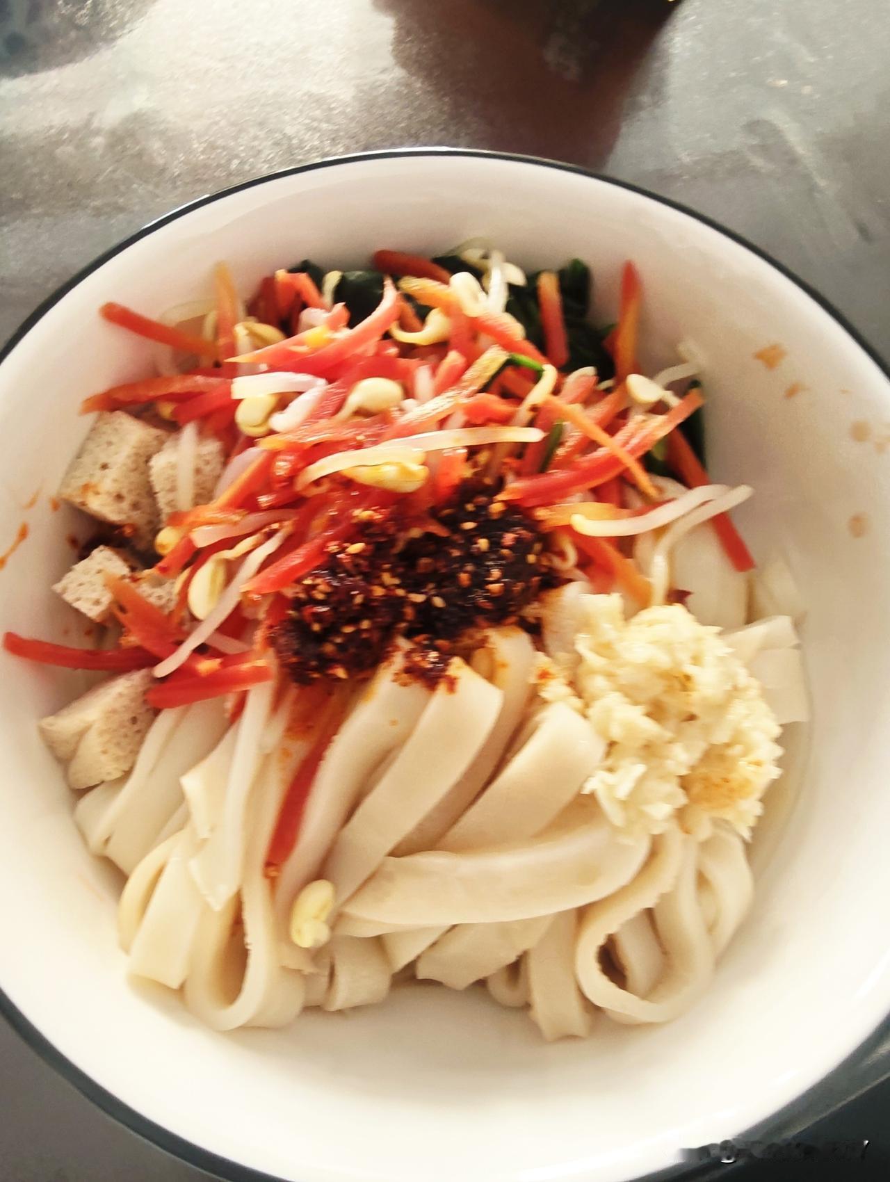 今天中午这顿饭是，老婆休假在家蒸的凉皮，这大冬天的中午吃一碗凉皮，还是挺美的。