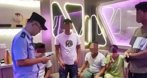 2017年，浙江杭州萧山，一名男顾客在KTV里逼女服务员跪地给他倒酒，女服务员不