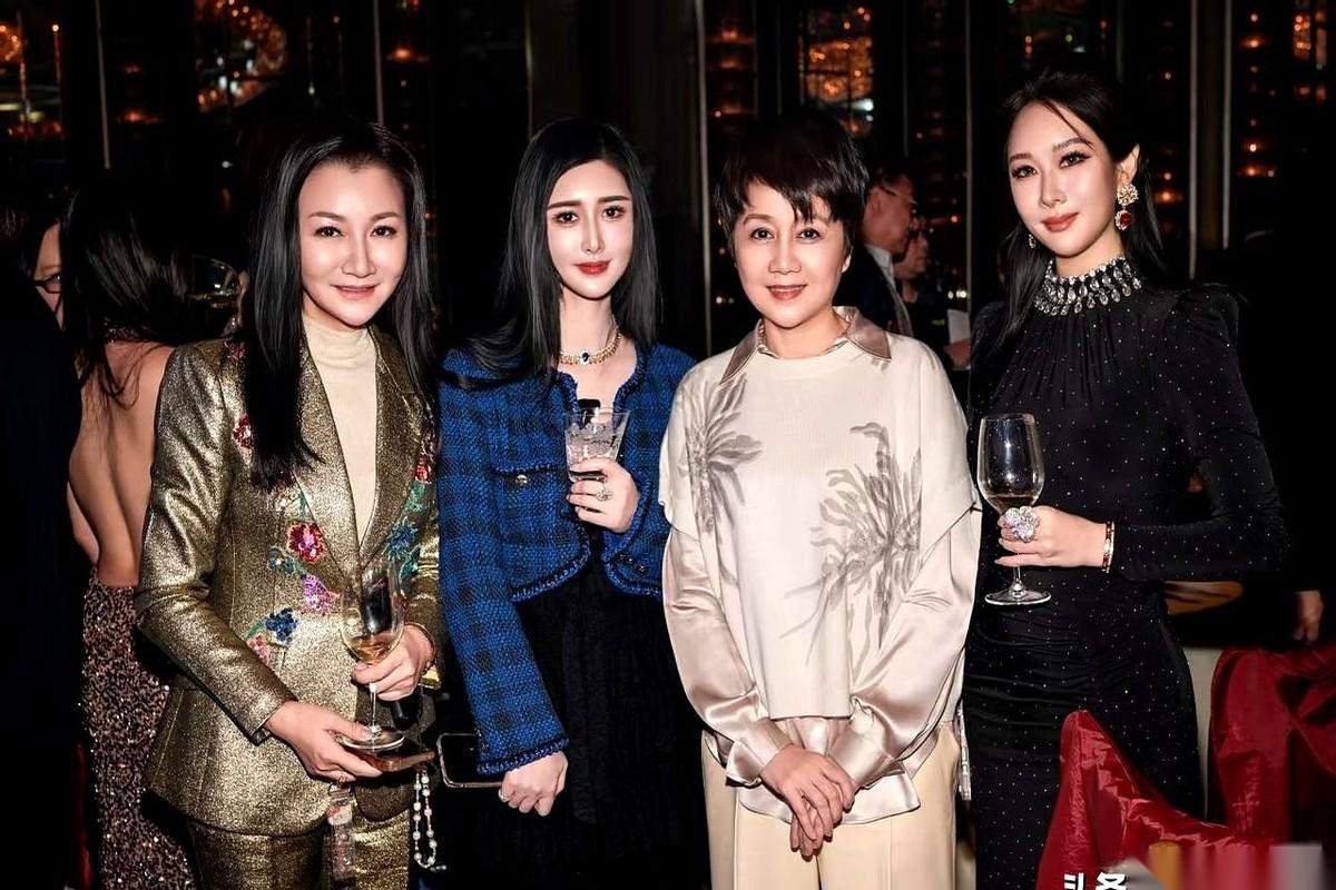 有时候真觉得，豪门的“福气”标准，比咱们普通人还传统、还残酷。一边是四太梁安琪