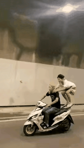 这是骑摩托还是耍杂技，这是马路还是马戏团？摩托不是个交通工具吗？怎么还能玩出花