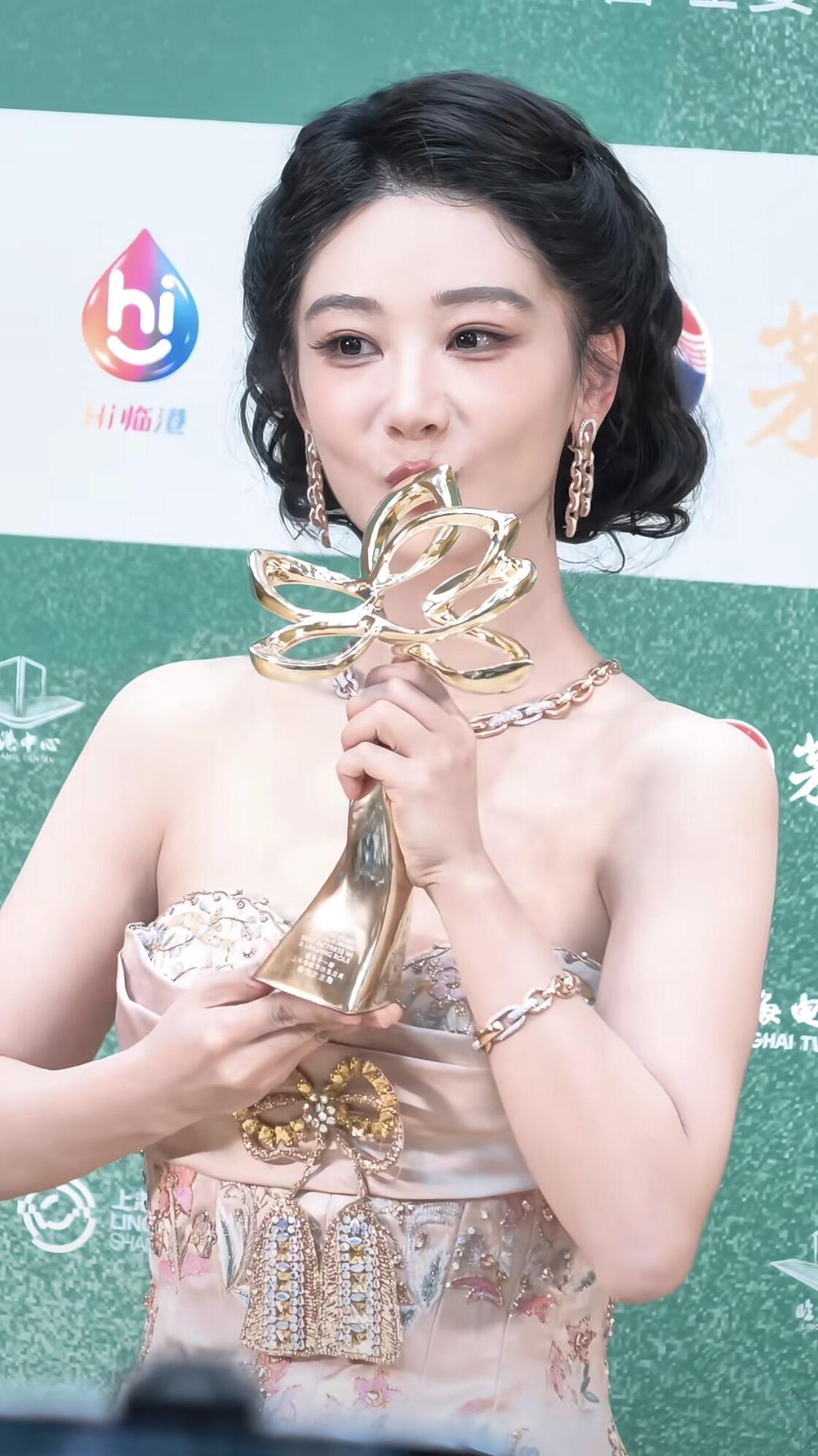 杨紫白玉兰颁奖礼泪洒全场，四层情绪叠加彻底破防一、现场完整名场面第3