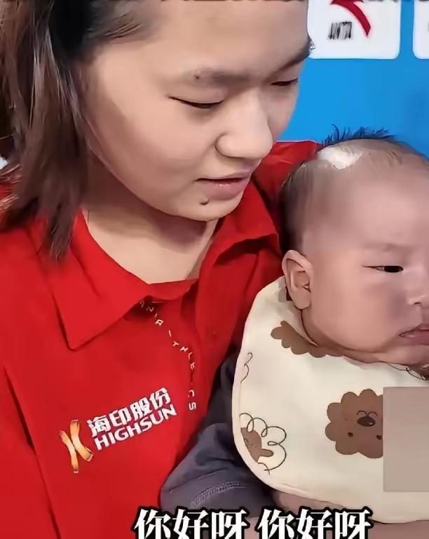 全红婵站在领奖台上的那一刻，这画面让多少人看哭了！换作别人拿金牌，可能紧张得