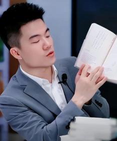 董宇辉在电商大会火了！不谈流量谈温度，这话太戳人！！！2025电商大会上