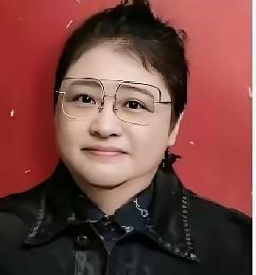 韩红年轻的时候长的蛮周正的，五官也是清秀端正的。眼睛大大的双眼皮。眉毛弯弯的，鼻