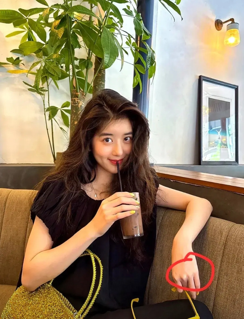 什么鬼？一个十八线的新加坡籍演员李凯馨惊曝辱华言论！据李凯馨的前助理曝料，在《