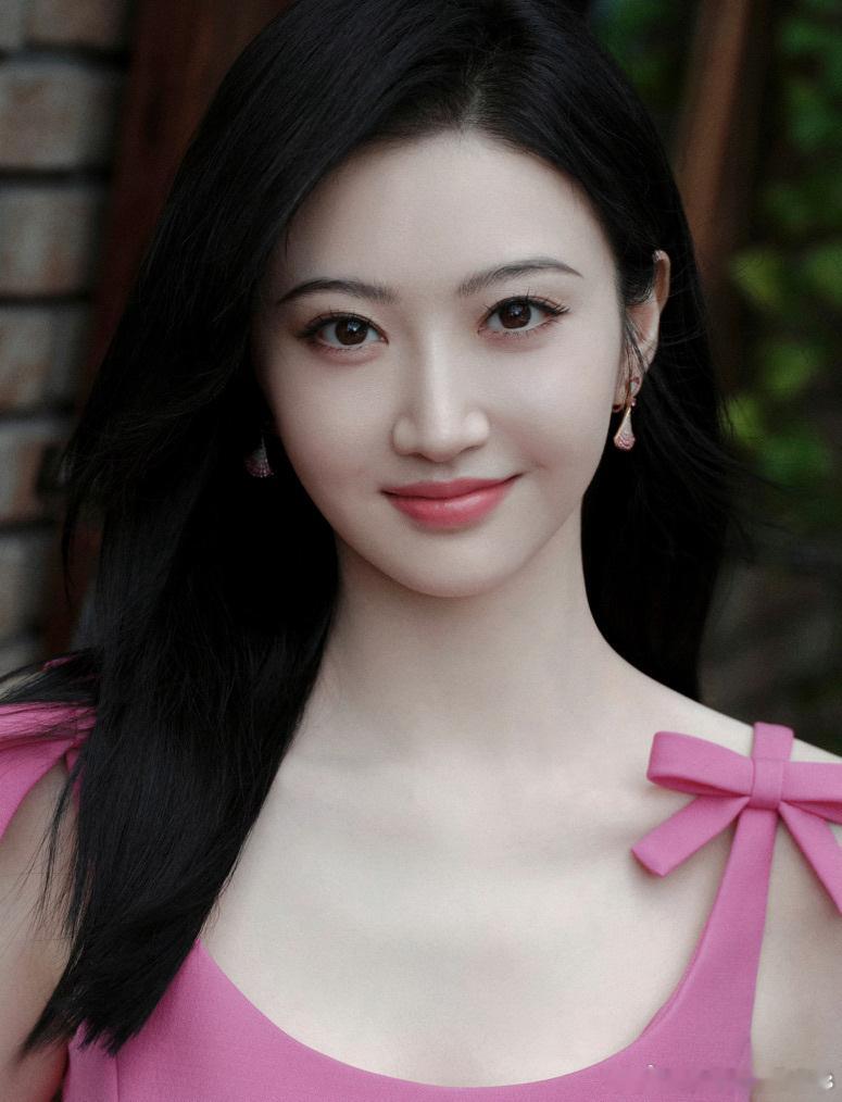 景甜八字：戊辰己未丁丑己酉典型的从儿格八字，像她这种从儿格八字最忌行印星
