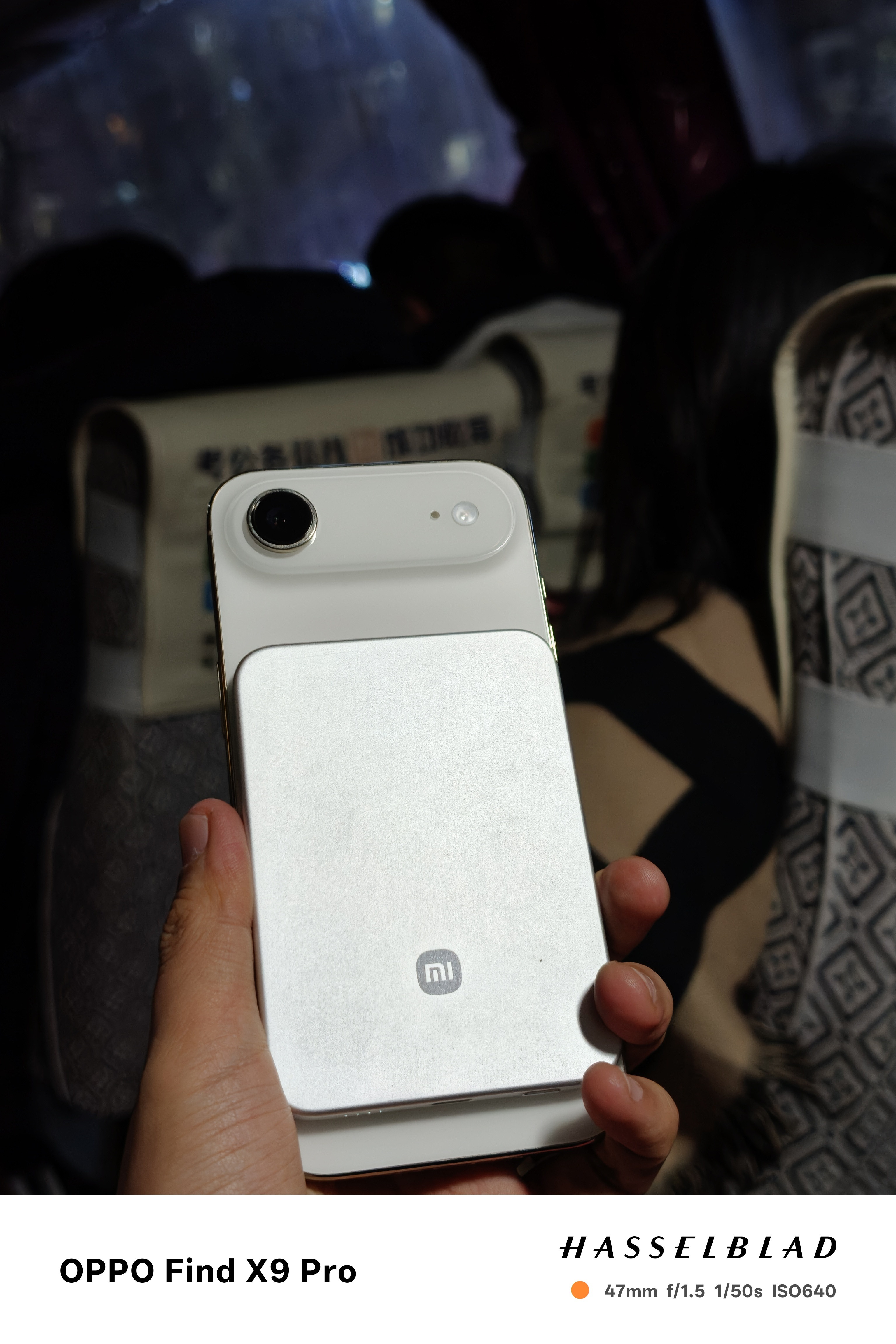 这次出差。主力机还是用的iPhoneAir，出发之前充满的小米金沙江充电宝这