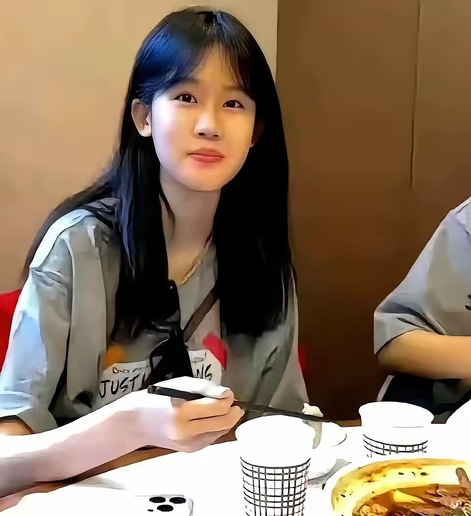 陆毅家的贝儿，真是把“星二代”活成了另一种模样。15岁的姑娘，身高快到17