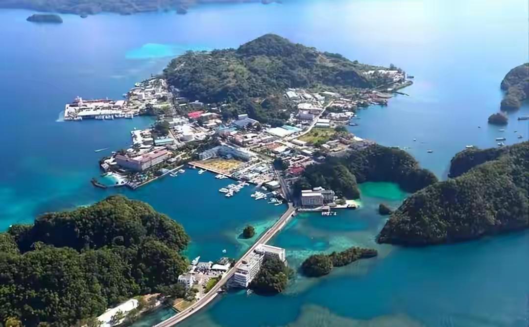 二连浩特那些推着行李箱跑进跑出的蒙古国女孩，没一个是来旅游的。2025年，二