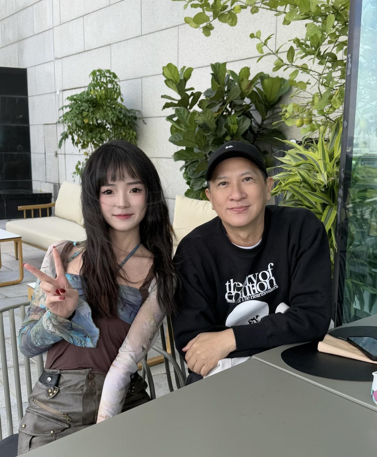 12月2日中午，张家辉和长辈在香港中环一家高级餐厅吃西餐，庆祝61岁生日。他的打