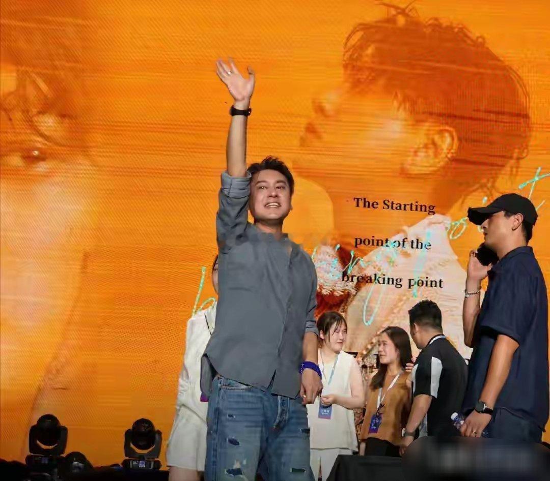 朱孝天官宣自己将开启2025年全国巡回演唱会，首站就设在南京，因为对F4的滤镜，