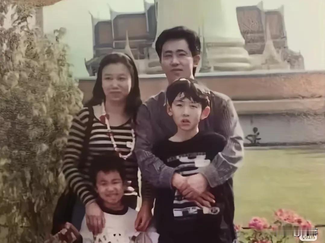 曾经略带一丝青涩、眼神闪光的许家印终于成了今天这个眉顺皆白、目光空洞的罪人，当他