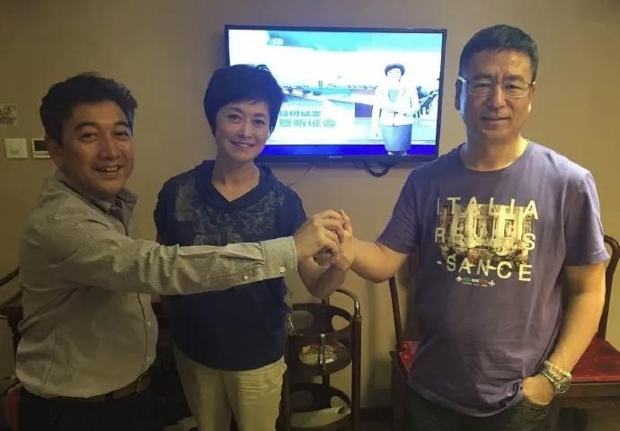 敬一丹在工作中真的是一点也不摆架子，在央视评论部，是水均益的前辈，估计也是领导，