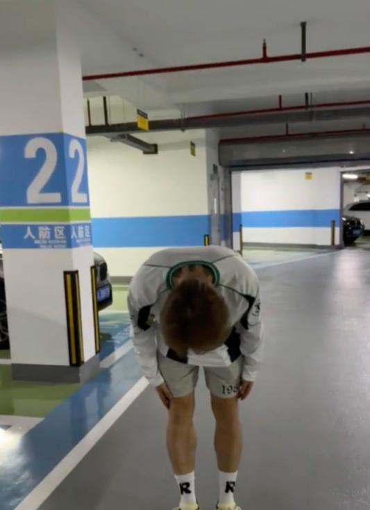 荣昊涂黑了天津泰达队的队徽，然后又道歉这人是不是有猫饼？？？因为最近韦世豪被