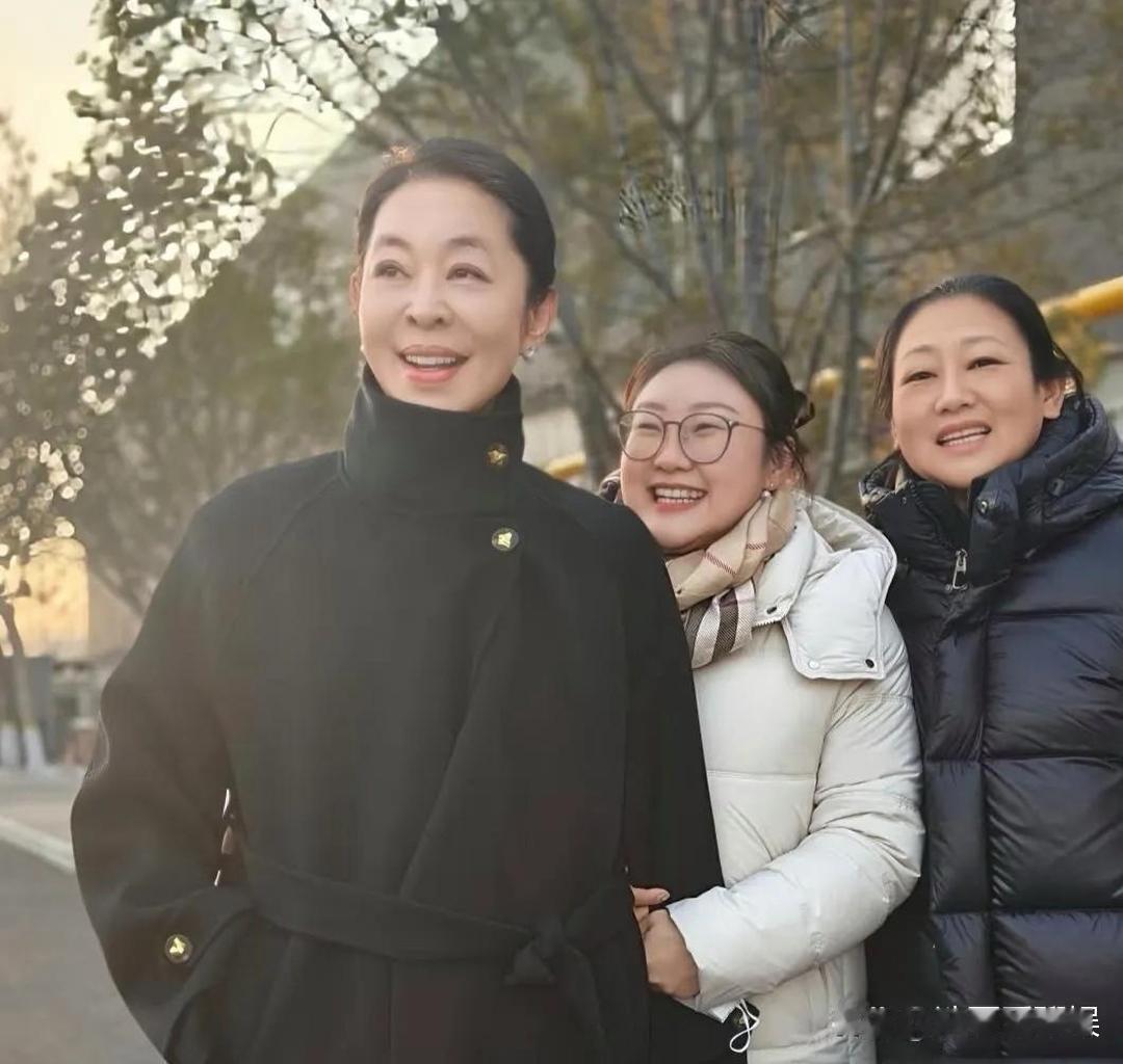 倪萍怎么突然变得这么年轻了，感觉一夜回春了