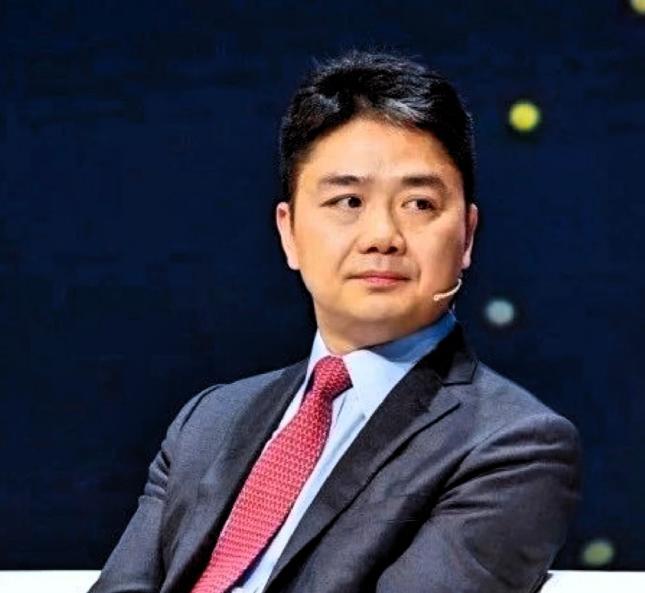 巴黎那帮毛贼估计肠子都悔青了，费大劲搬空京东仓库，结果偷回去一堆“电子板砖”！2