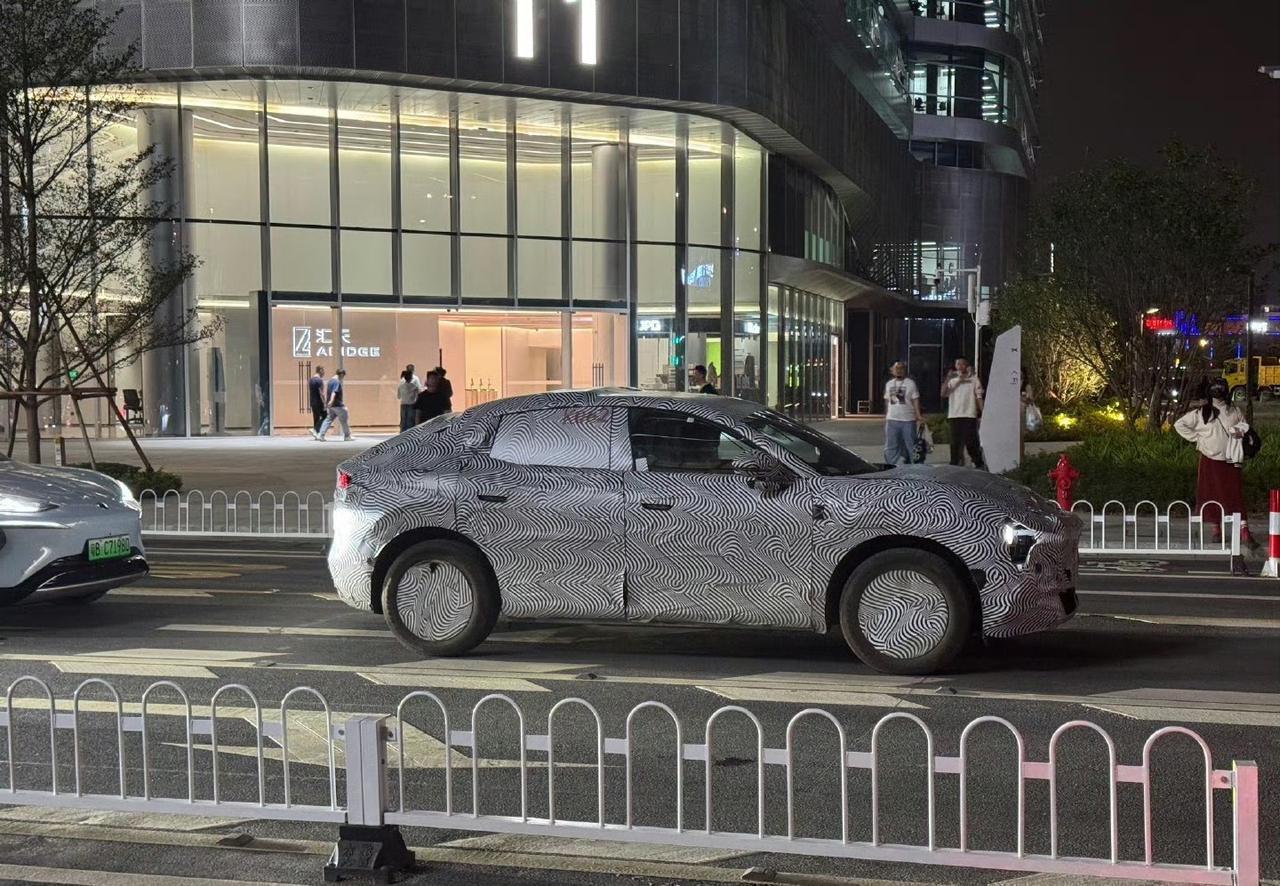 小鹏MONASUV的AI去伪装效果图！这个伪装车用Ai去了，伪装之后看起