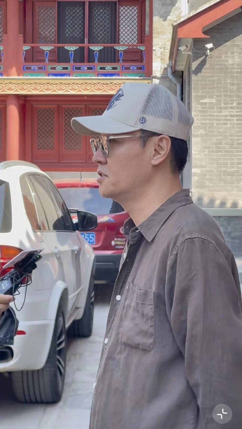 5月8日，辛柏青现身北京国家大剧院门口终于笑了，他竟然是笑着谈对话剧《青蛇》复拍