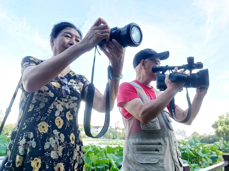 风水轮流转，二十年前，拥有稳定工作的人“停薪留职”，毅然闯荡四方。如今，“农民”