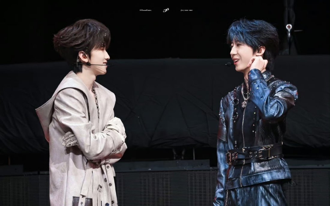 奇文比心啊啊啊两人表现太棒啦，你们两个说什么呢，笑的那么开心！