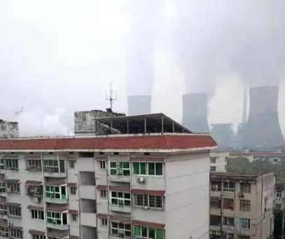 湖南娄底，2名高中生看完不雅视频，相约要强行跟在楼顶散步的女老师发生关系。过程中