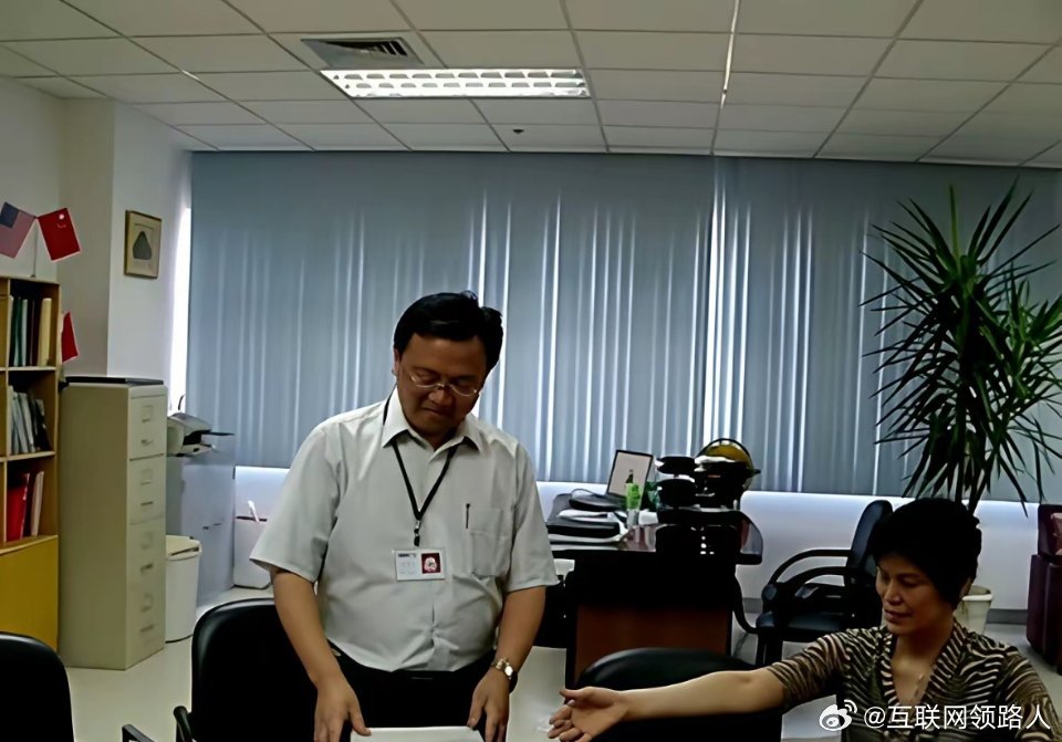 网友翻出30年前王传福的老视频，那时候的比亚迪还不算强大。戴着工牌的王传福大概也想不到，三十年后比亚