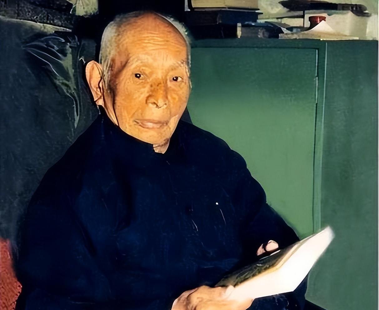 三获少将，却被开除党军籍，这位百岁将军晚年不提荣誉，只愿行医1985年，童陆生