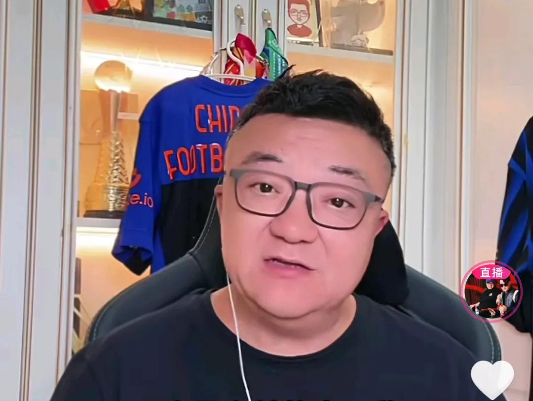 媒体人董路表示，上海海港的锋线球员在回防上非常不积极。董路在直播时表示，这场超