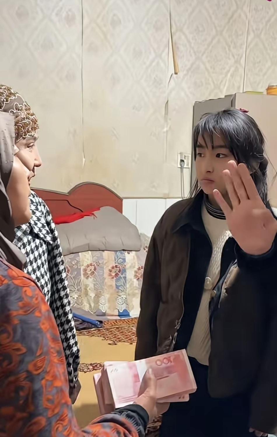 宁夏13岁女孩李佳婷勇救落水者，嘉诚带着5万慰问金，深夜探望了她，网友：这才叫表