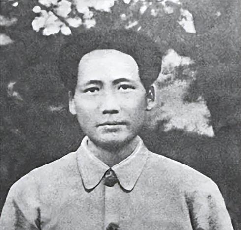 “请周总理过来！”毛主席一脸愤怒地拍了一下桌子，大声对着工作人员说道。1957