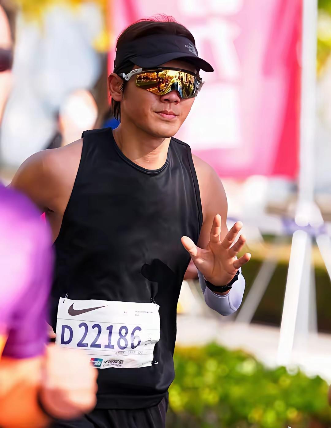 钟汉良这状态，真把“51岁”活成了数字。谁能想到，同是51岁，有人保温杯里