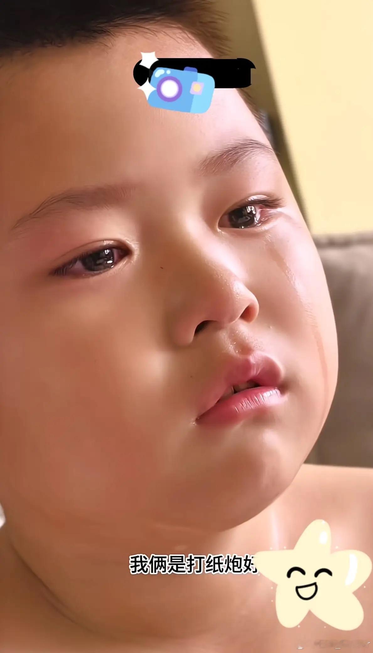 这个小男孩好可爱呀。一年级数学考9分，他妈妈说：“怎么只考9分，我还以为听错了，