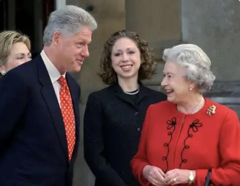克林顿一家三口和英女王在一起，好像是一家人。慈祥的女王一身红装，满面春风；端