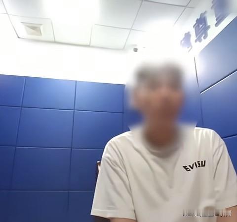 21岁小伙无证驾驶汽车被查，交警在核对他信息的时候，却发现，小伙子竟然是…