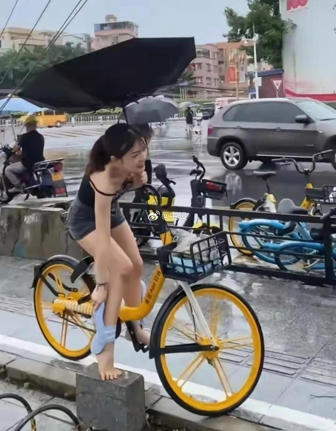 这姑娘真倒霉，估计想哭的心都有了