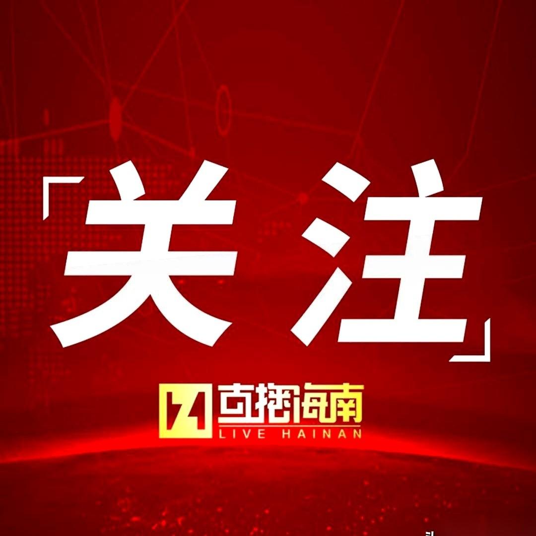 山东一个业主群，半夜“叮”的一声，弹出一张照片。照片里，一个男人在自家客厅，没