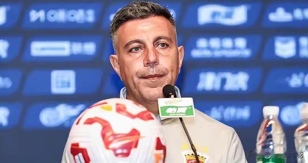 中超浙江队炒掉主教练（卡内达）换帅上海海港队的助理教练阿洛伊西，他之前曾经在澳超